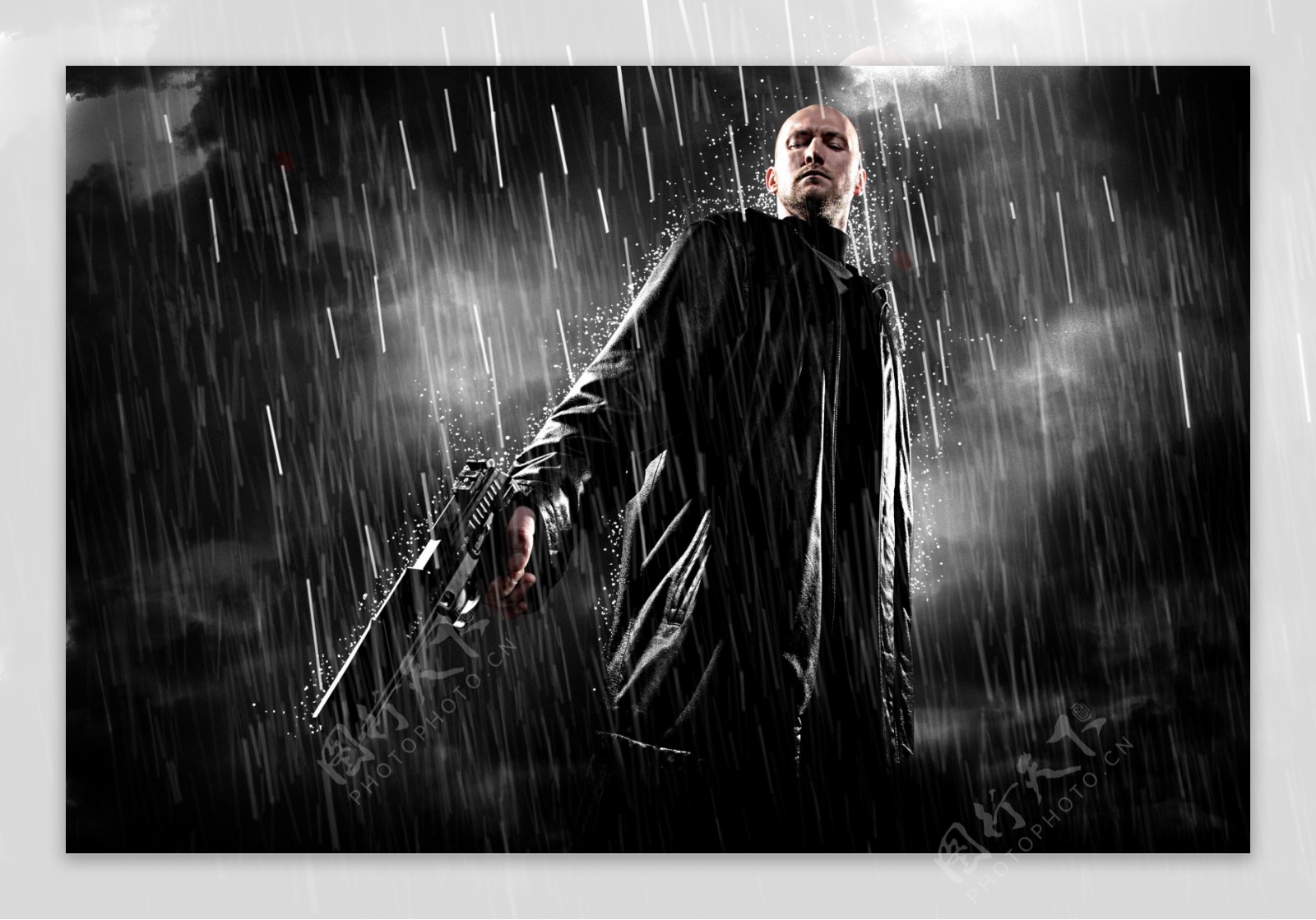 雨中拿手枪的男人图片