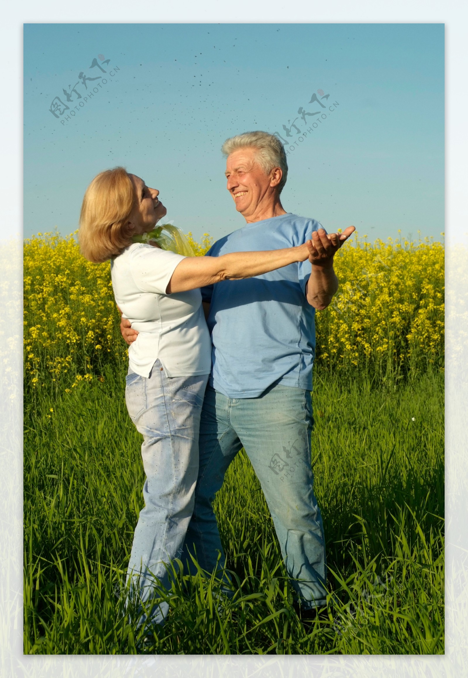 草地上跳双人舞的老年夫妇图片