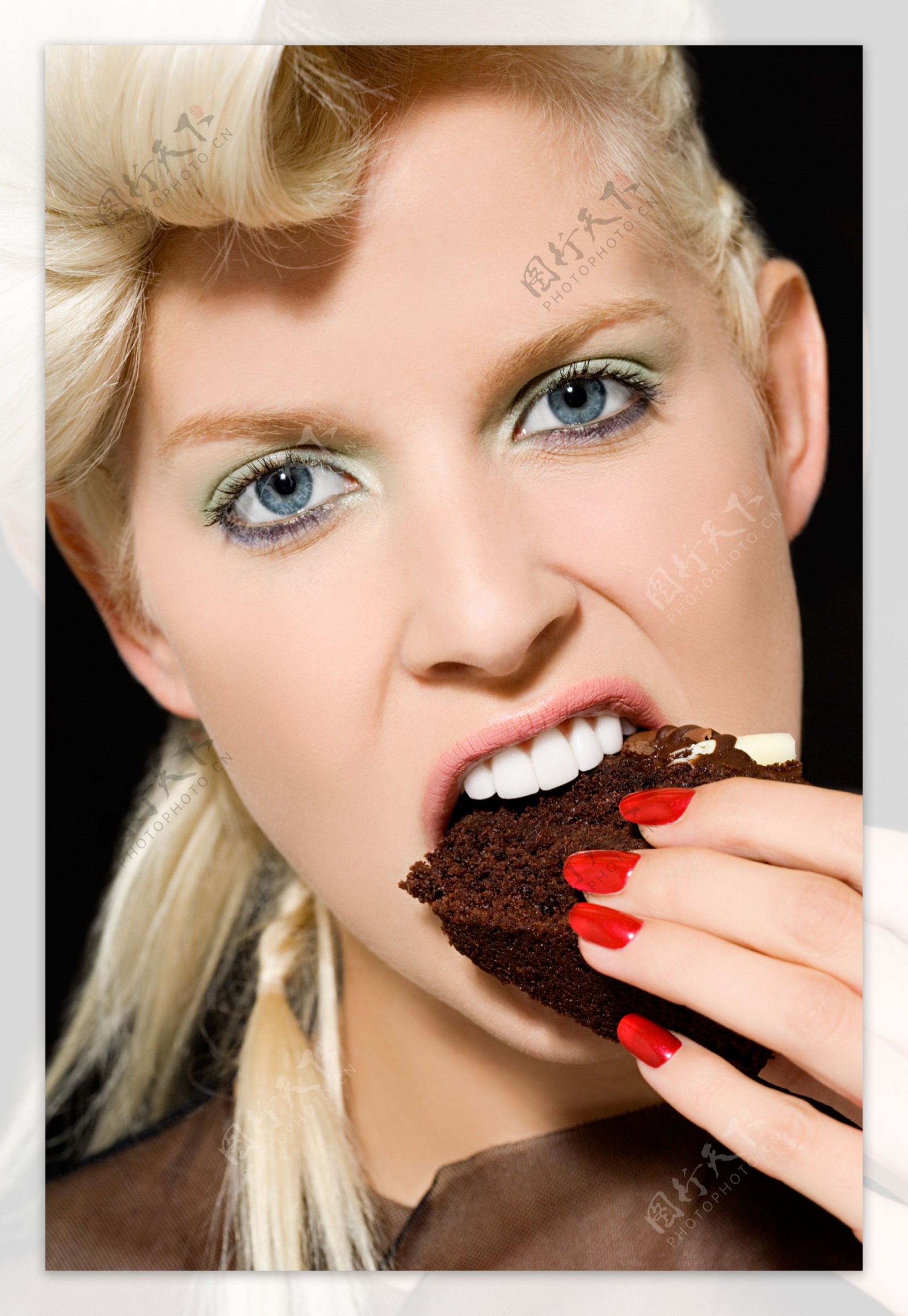 吃糕点的野蛮金发女人图片图片