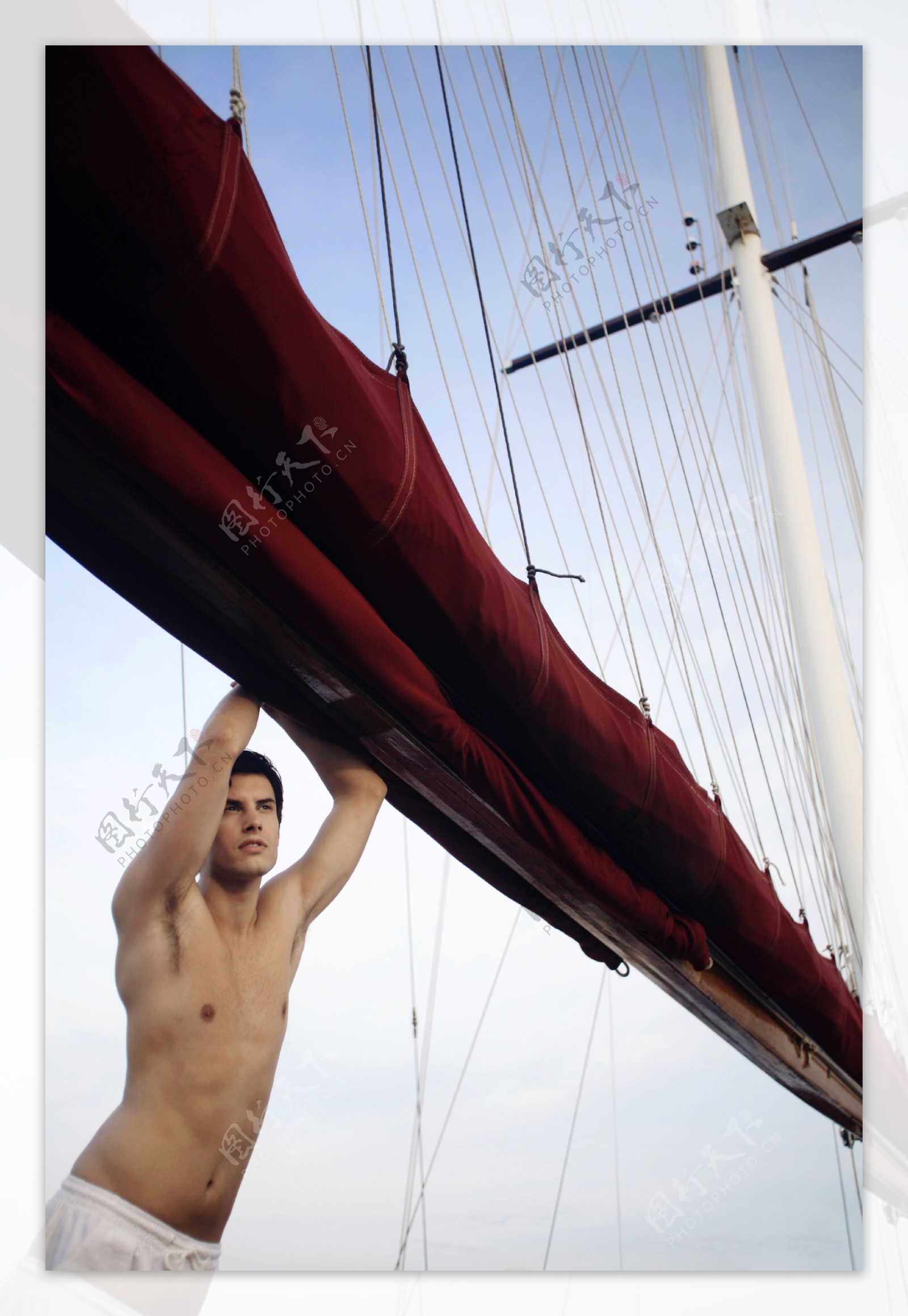 帆船上的男人图片