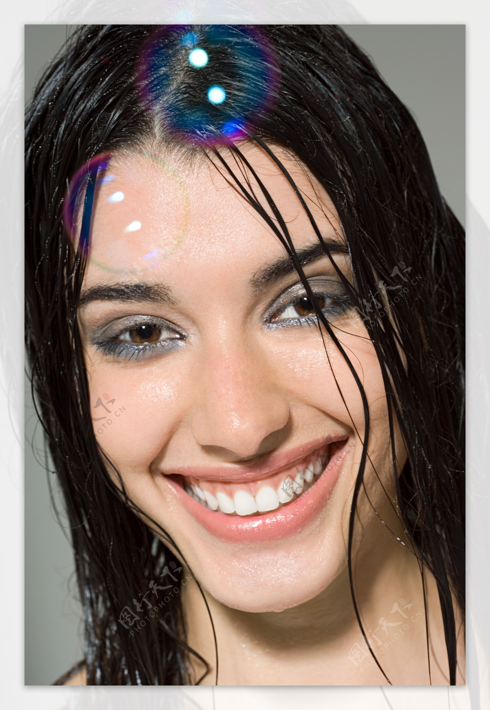 湿漉漉头发的笑脸女人图片图片
