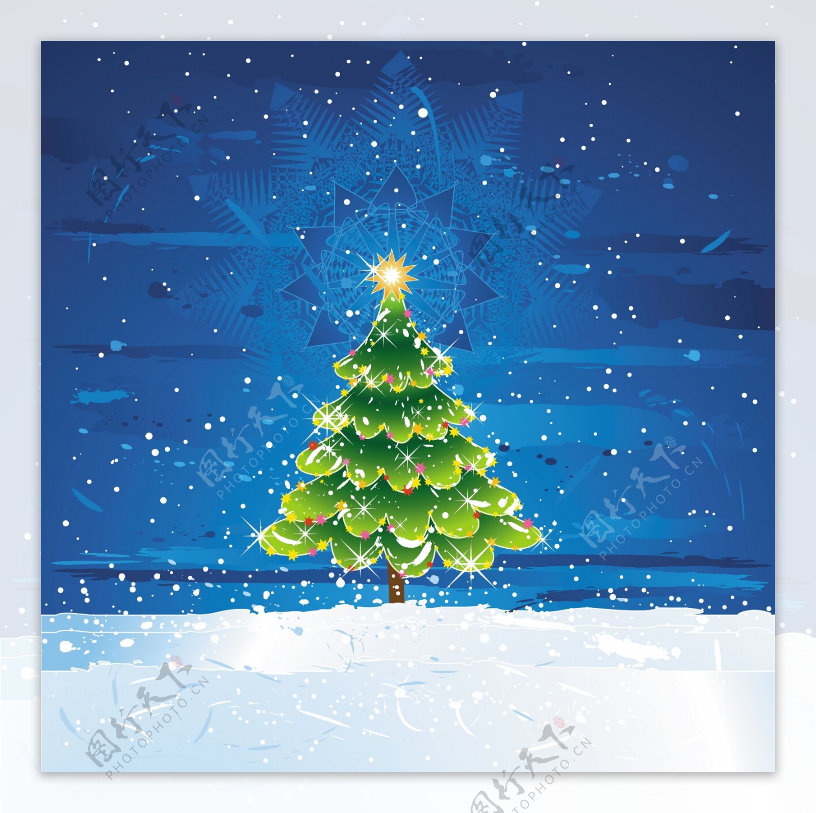 装饰圣诞树在寒冷的景观
