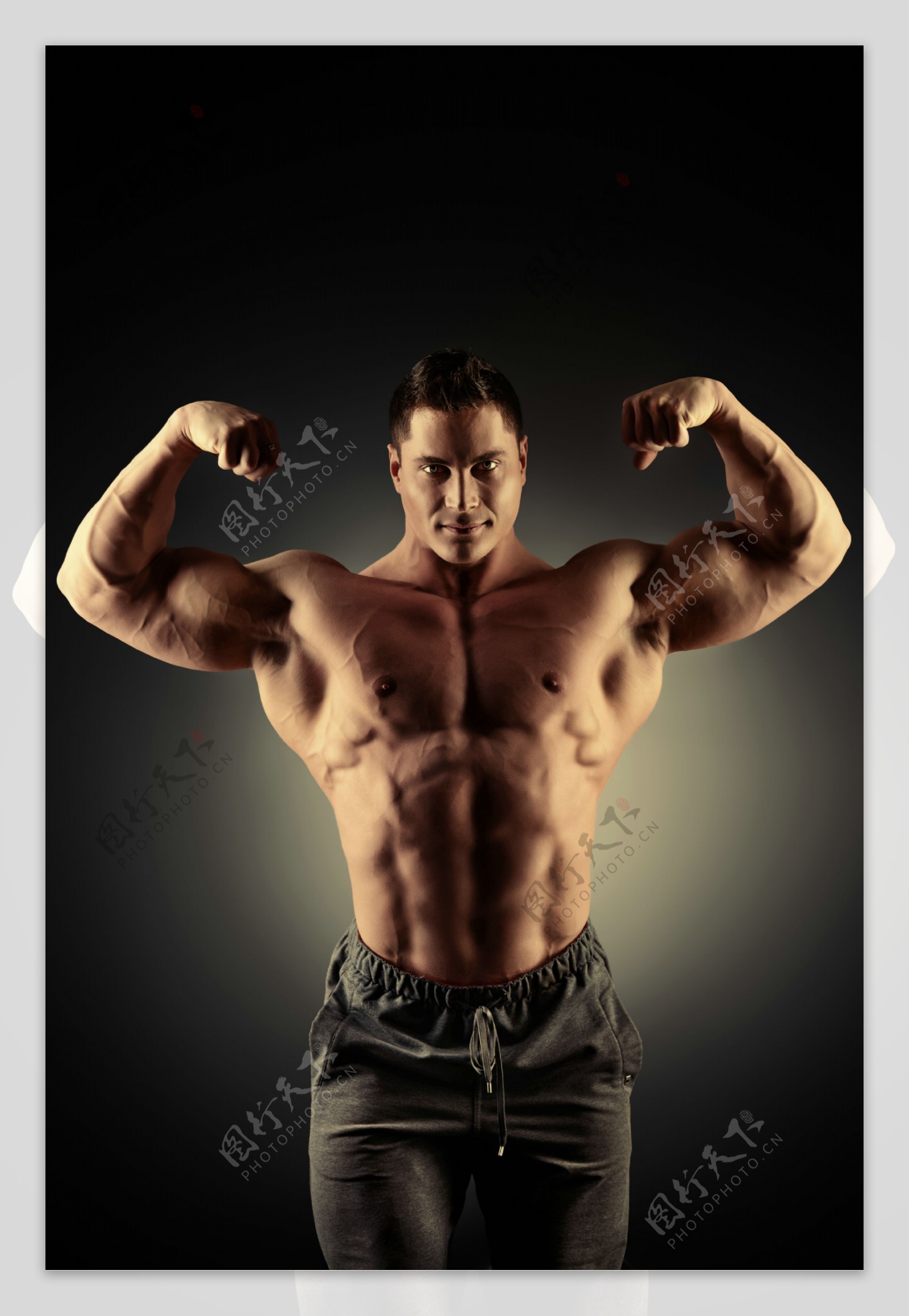 展示身体肌肉的男人图片