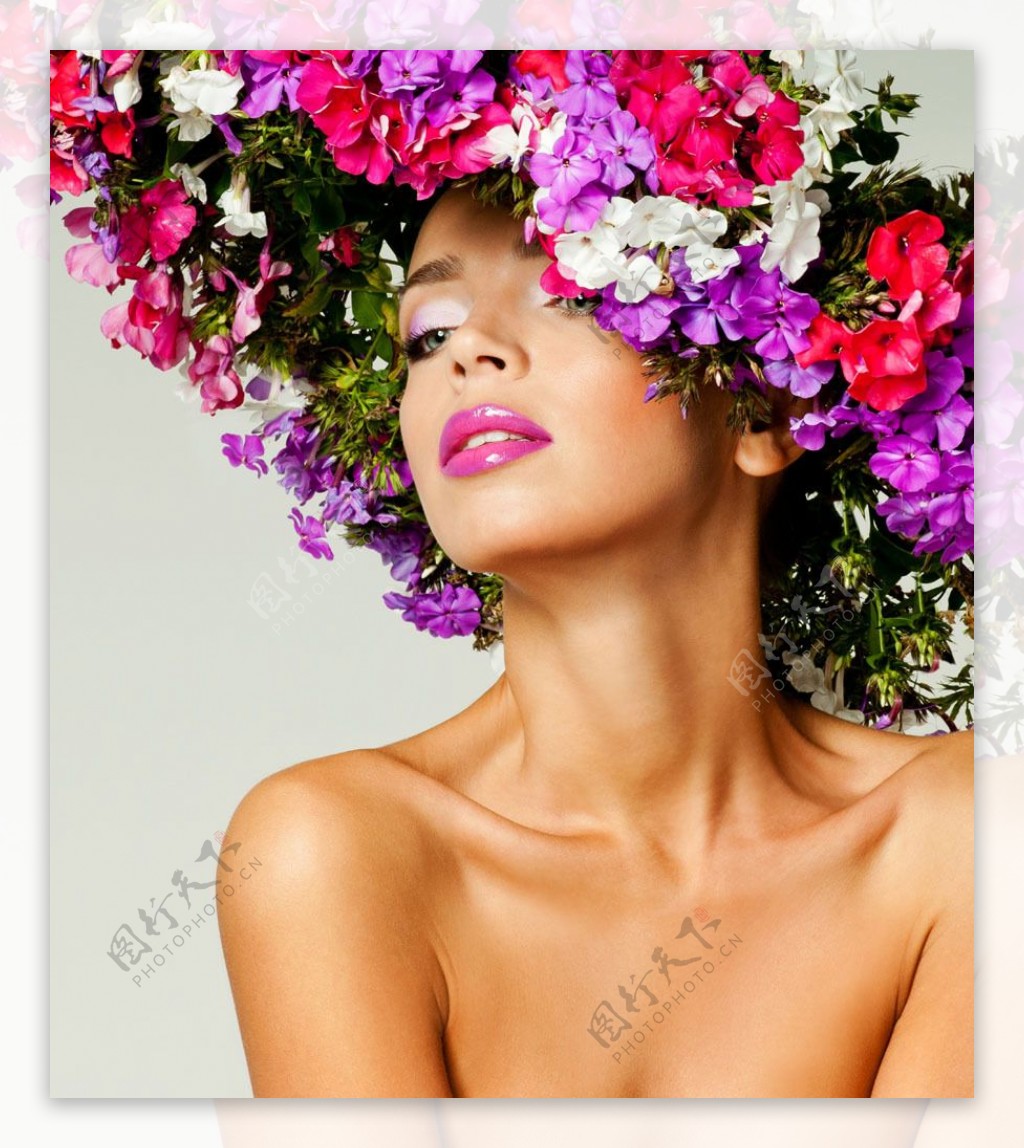 花朵帽子和彩妆女人图片