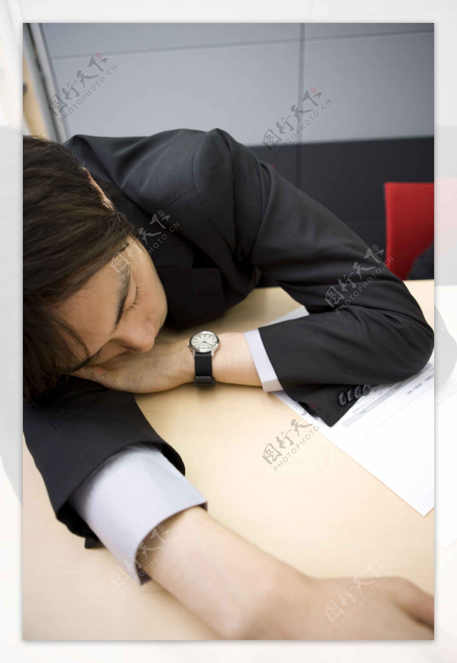 趴在办公桌上睡觉的商务男性图片