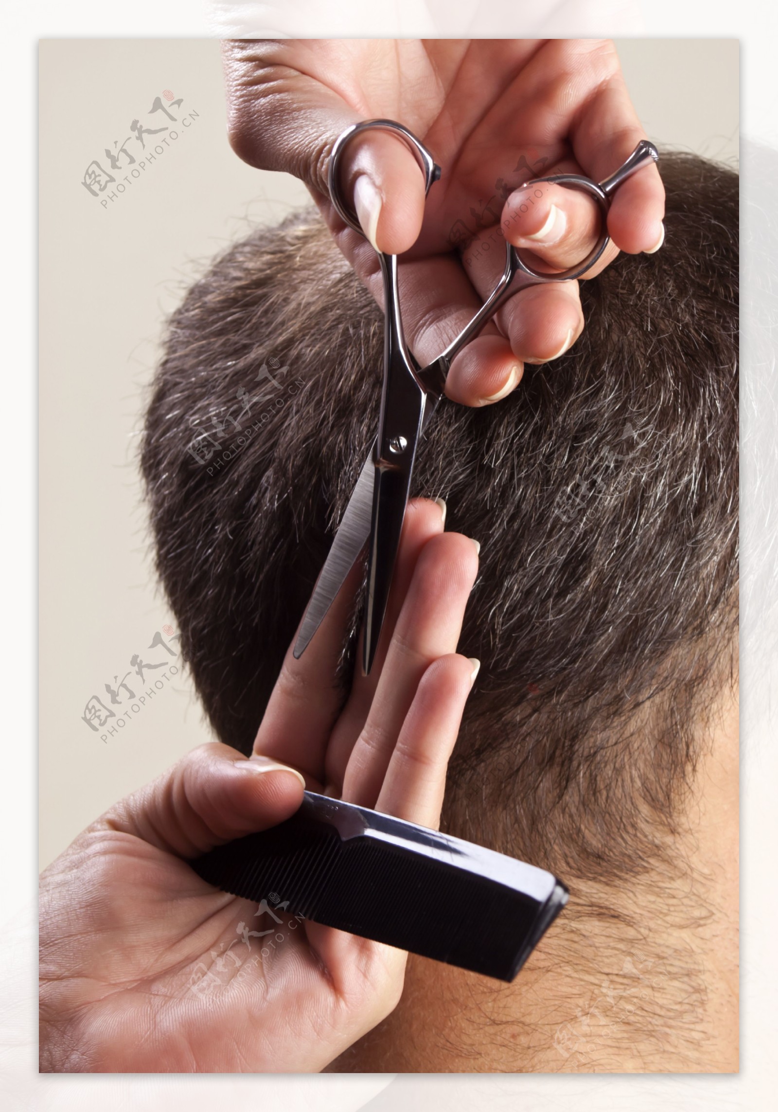 剪头发的男人图片
