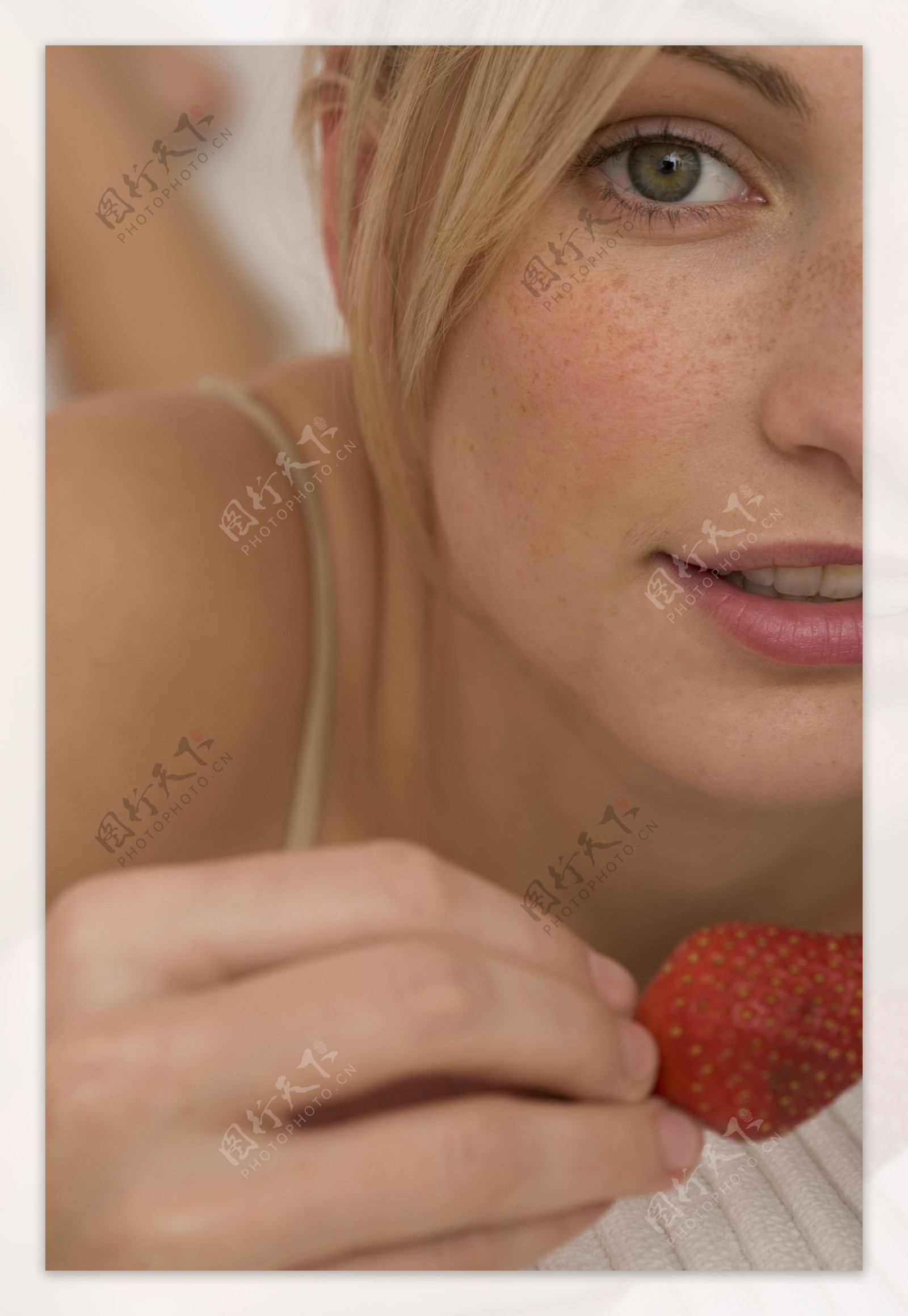 拿着草莓的女人图片