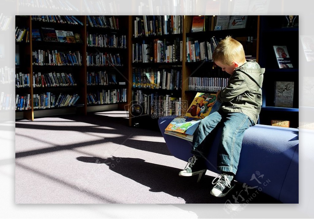 坐在沙发山看书的小孩
