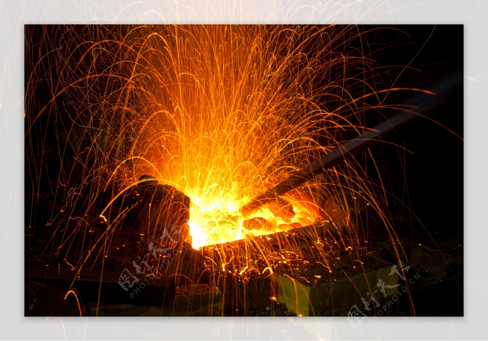 炼钢炉和火花图片