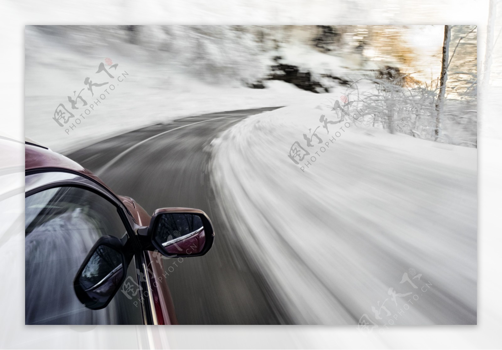 雪地上高速行驶的轿车图片