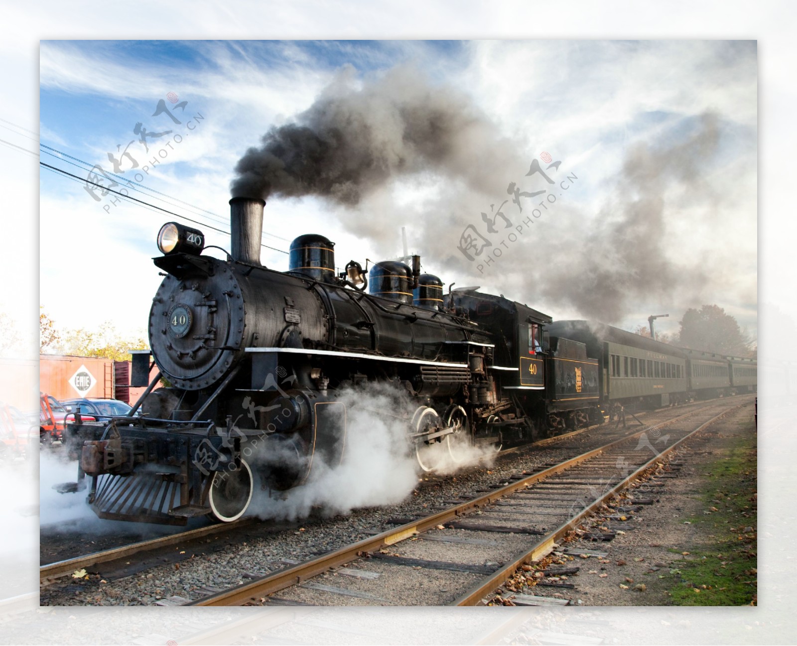 轨道上行驶的蒸汽火车图片