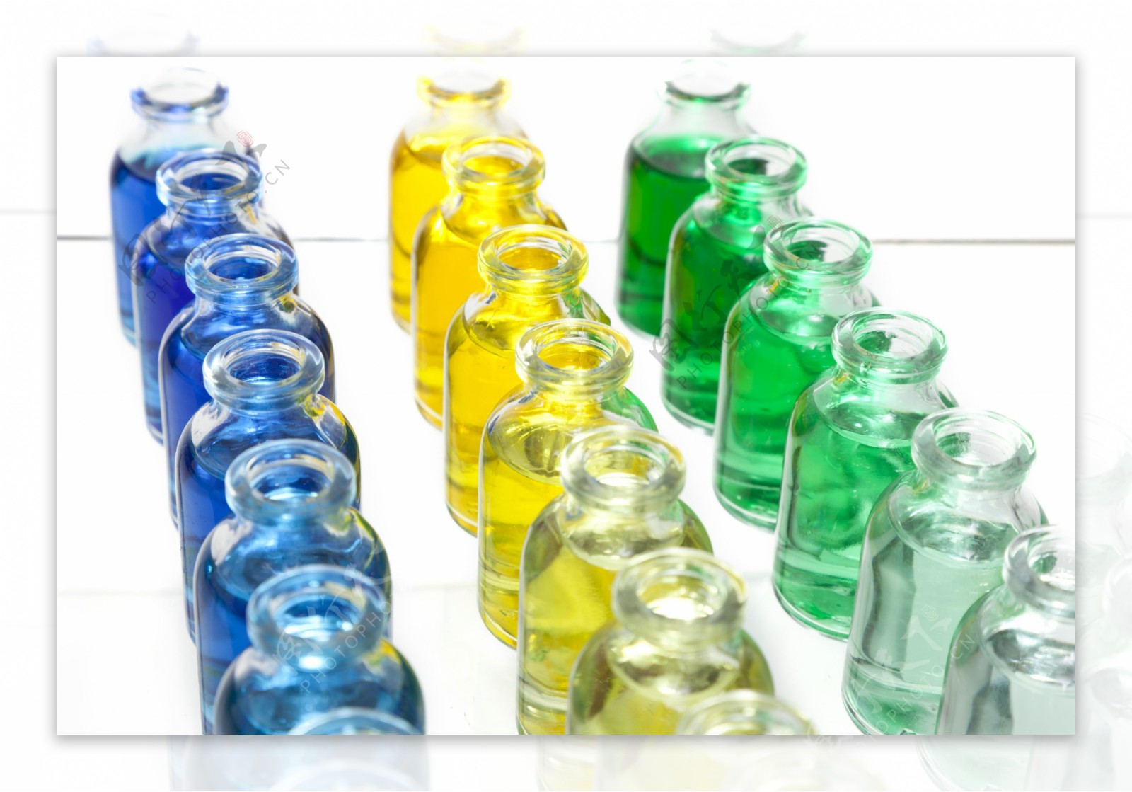 整齐的化学实验瓶体图片