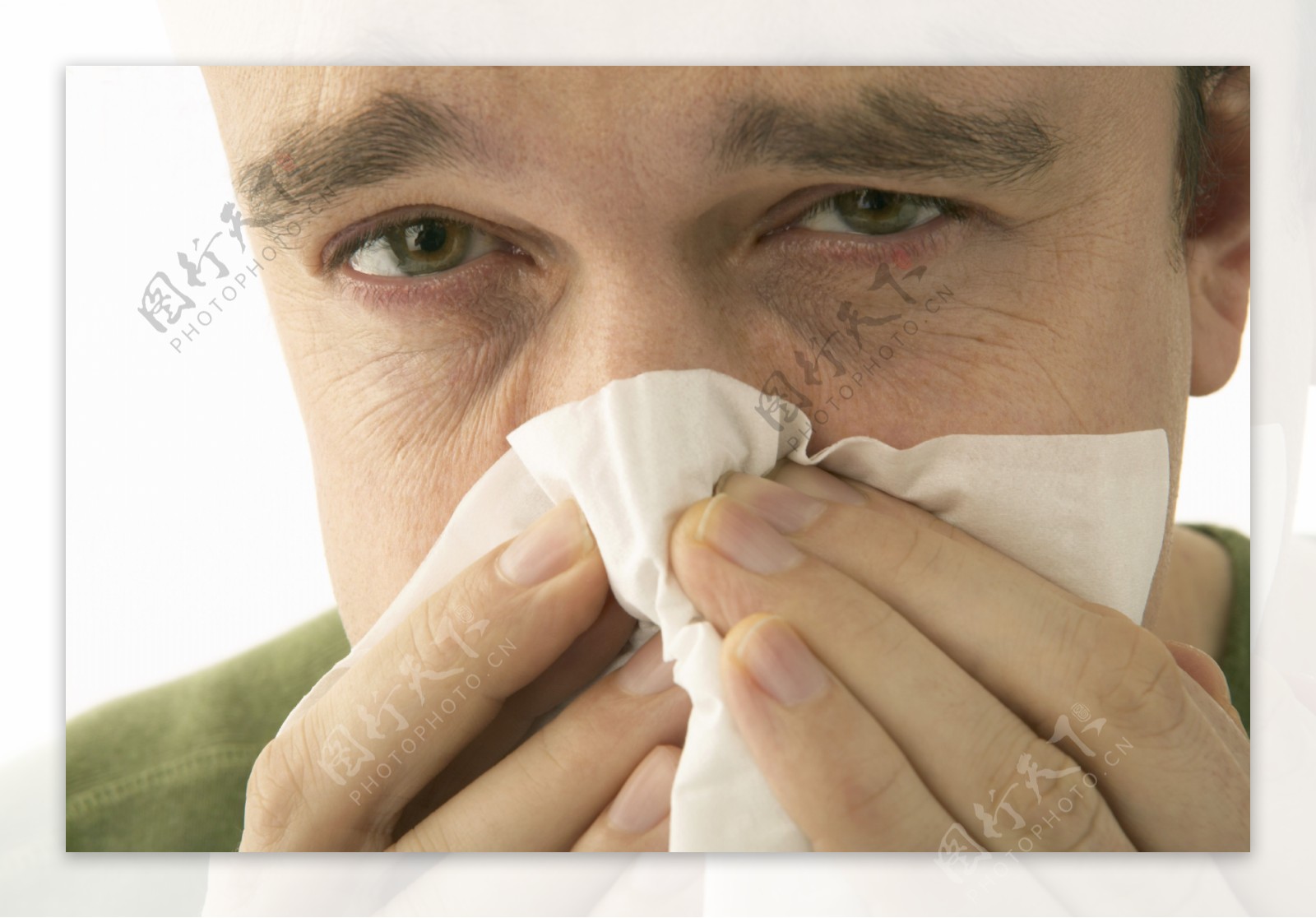 鼻子不舒服的感冒病人图片