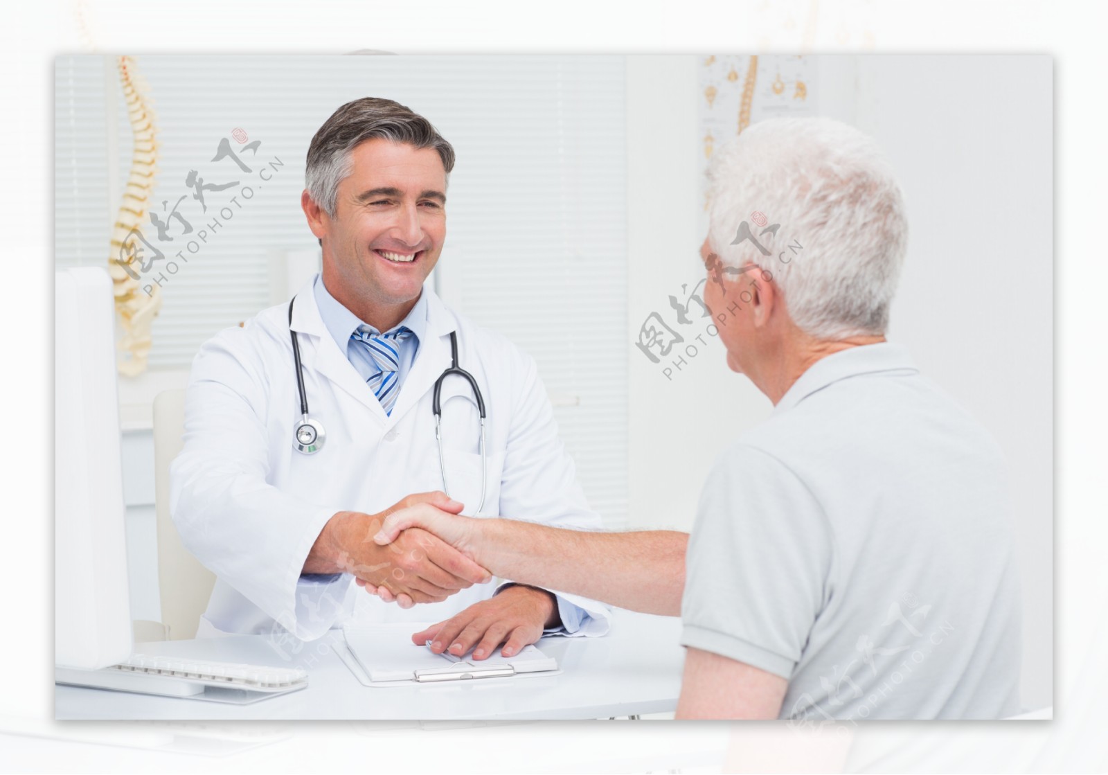 握手的医生与病人图片