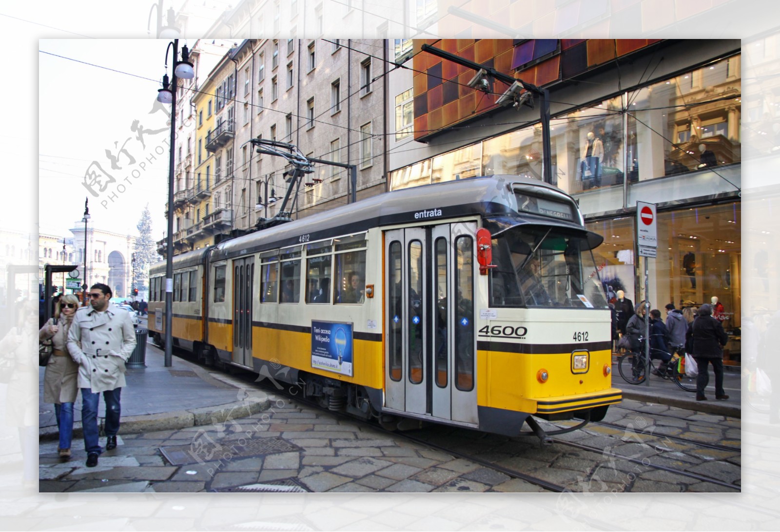 欧洲城市里的公交车图片