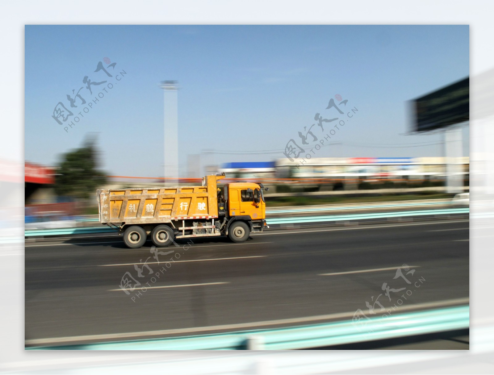 公路上的货车图片