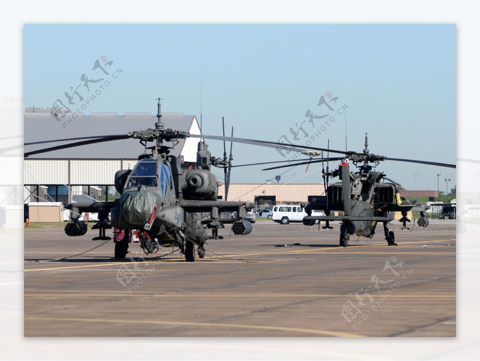 机场上的军用直升飞机图片