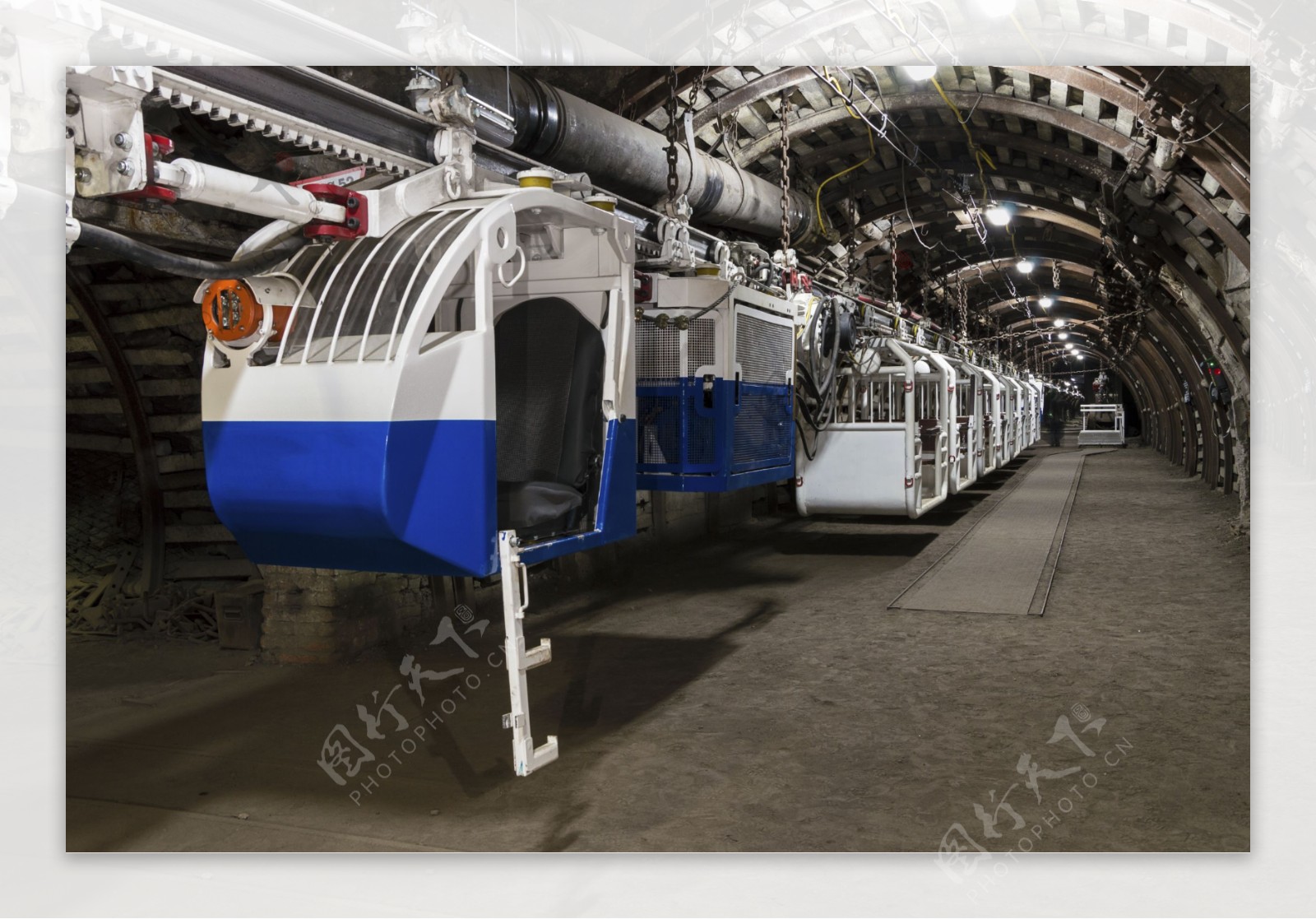 隧道里工作的机器图片