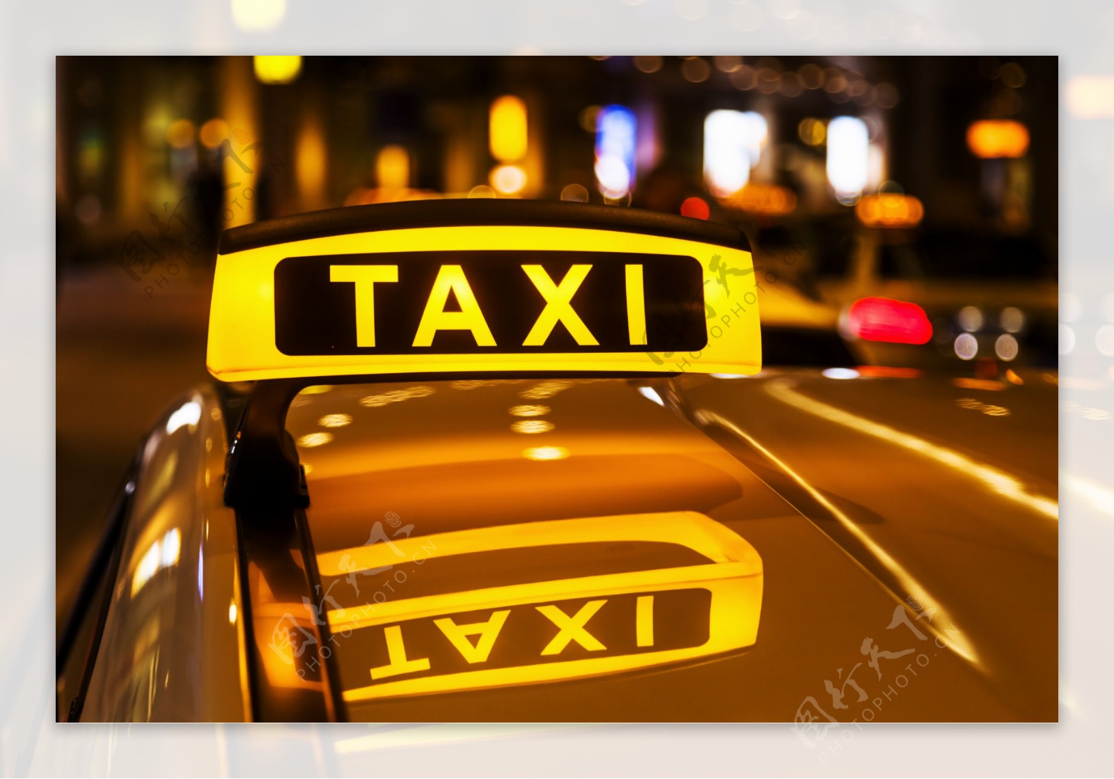 夜灯下的出租车标志图片