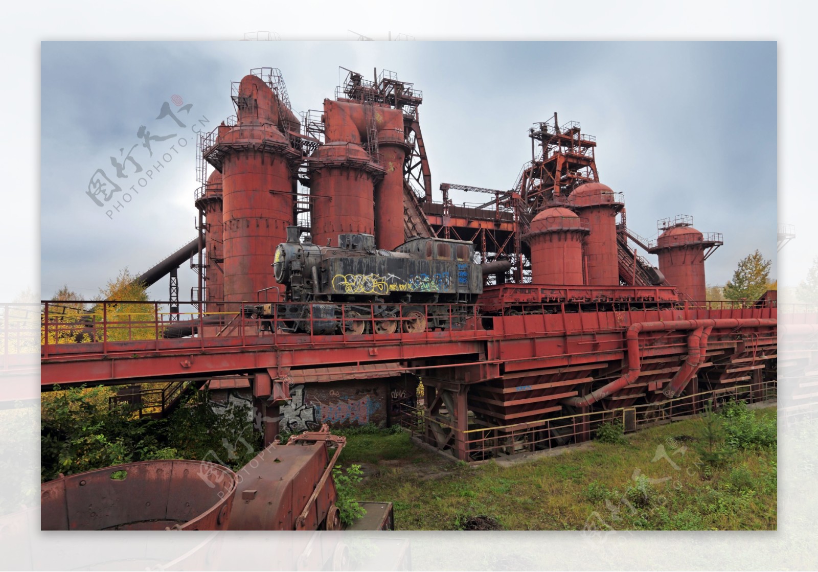 红色锈迹钢铁厂图片