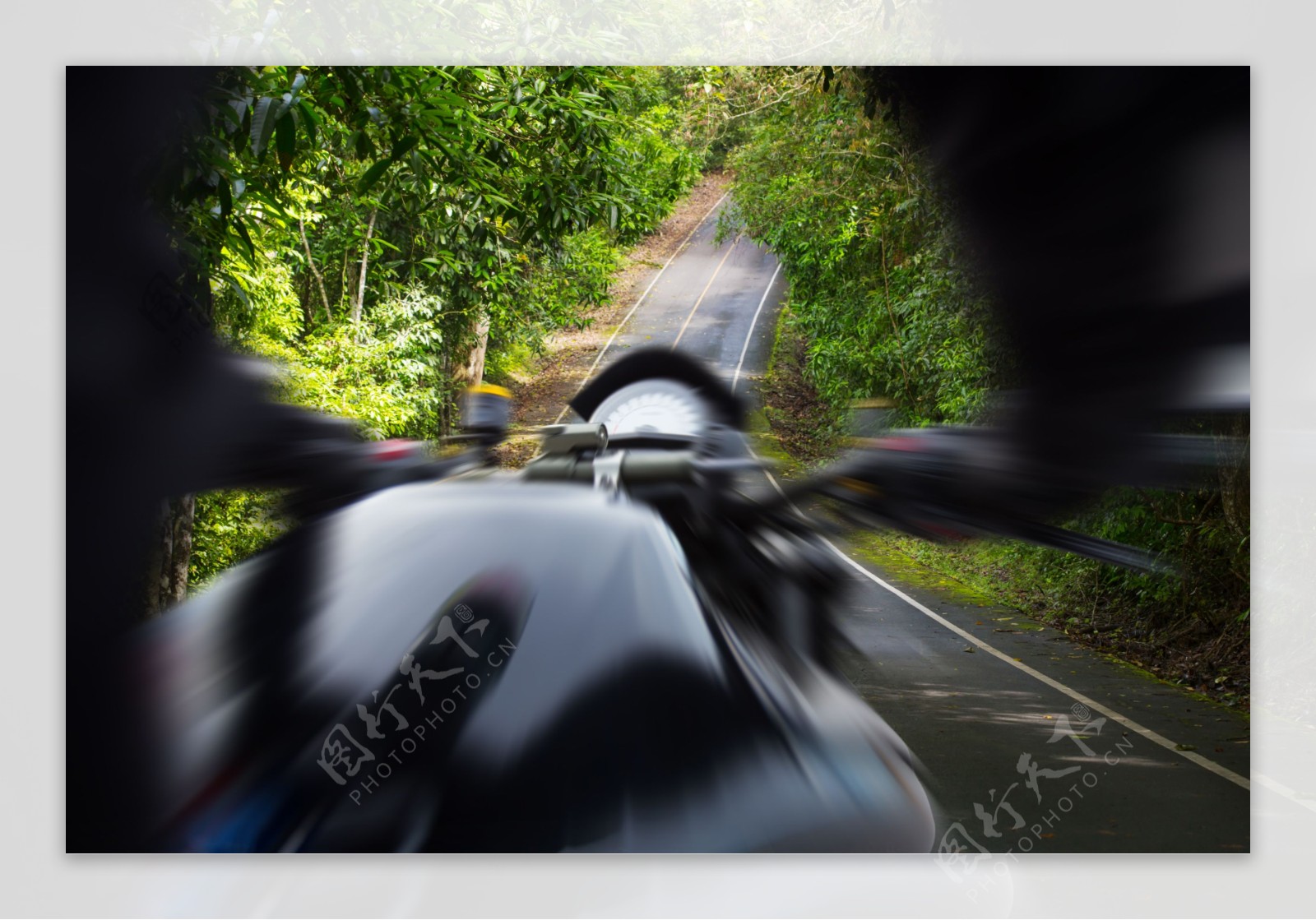 公路上行驶的摩托车图片
