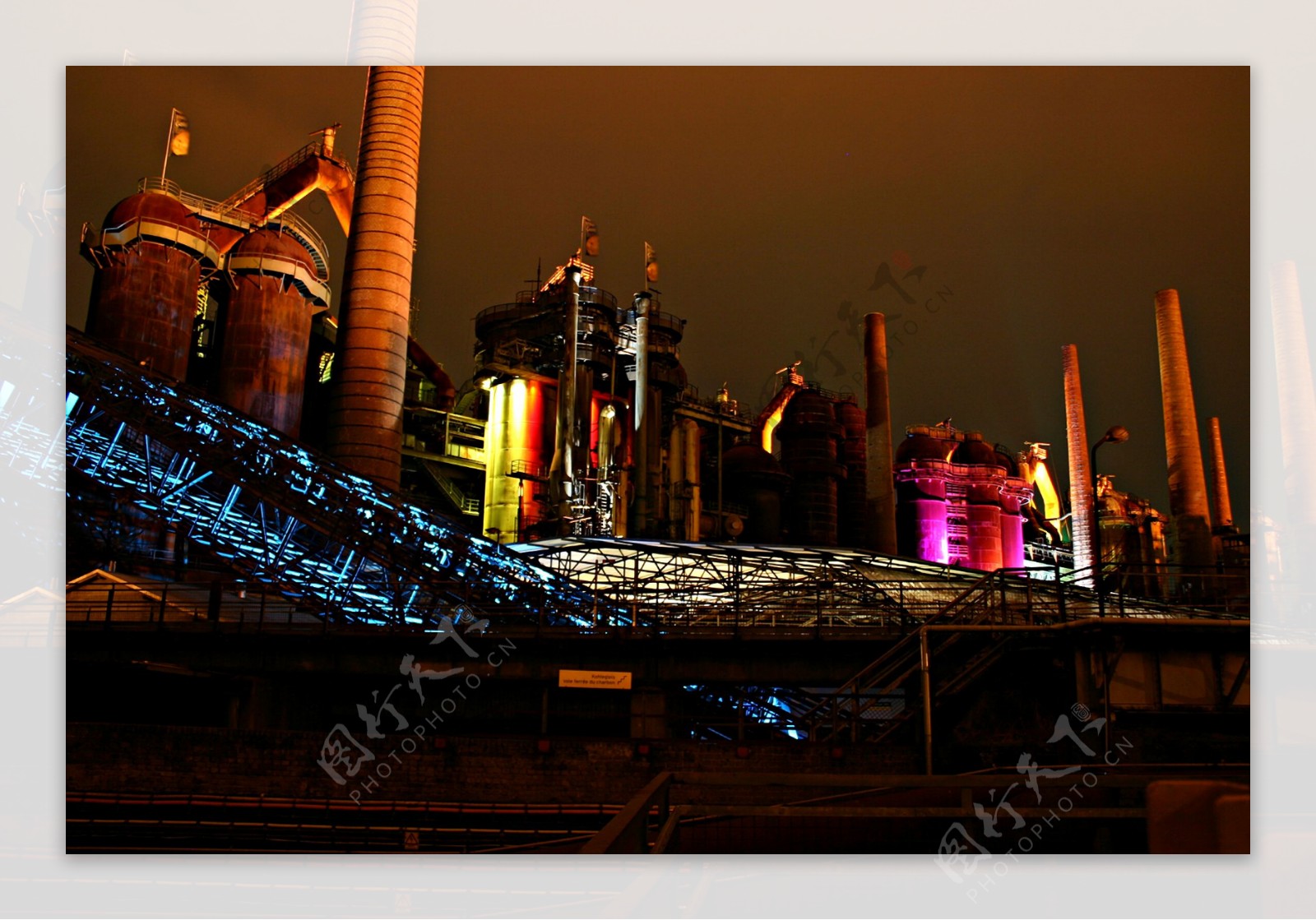 工厂夜景图片