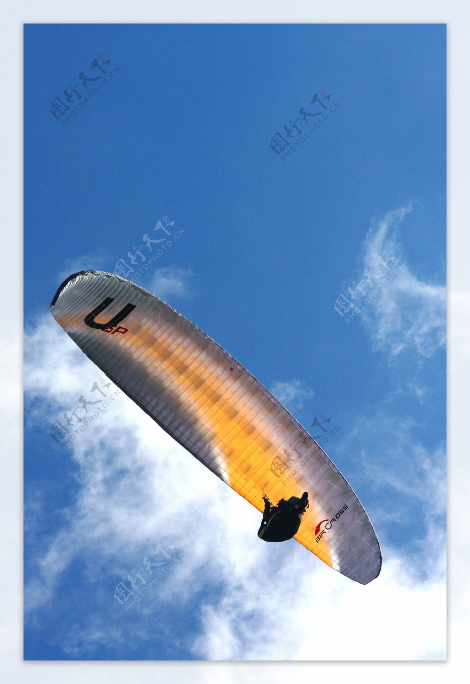 飛行傘天空滑翔翼遨遊藍天