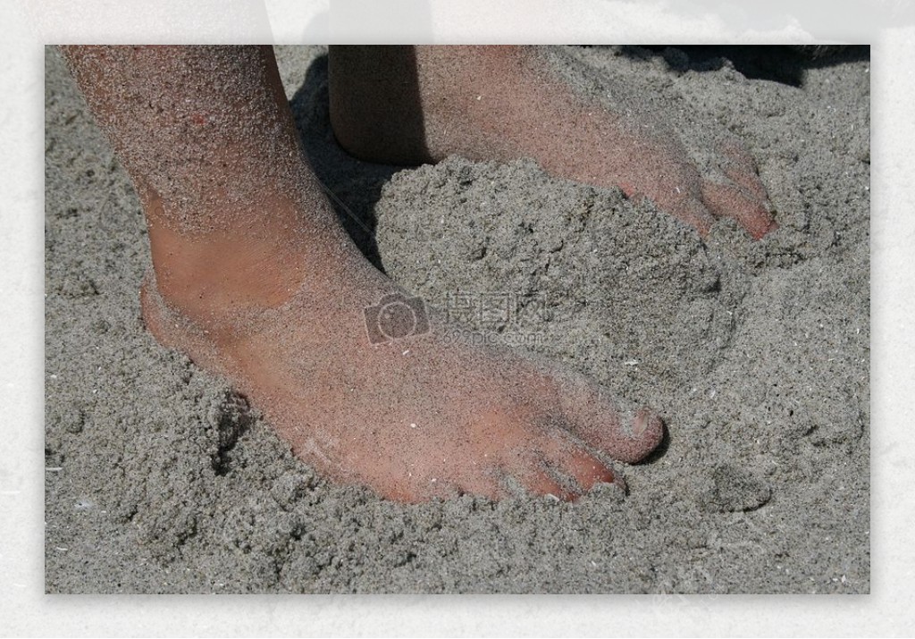玩沙子的双脚