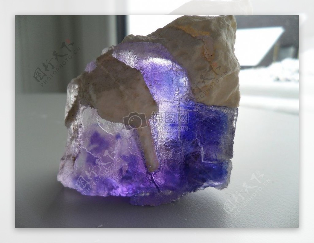 紫色的萤石矿