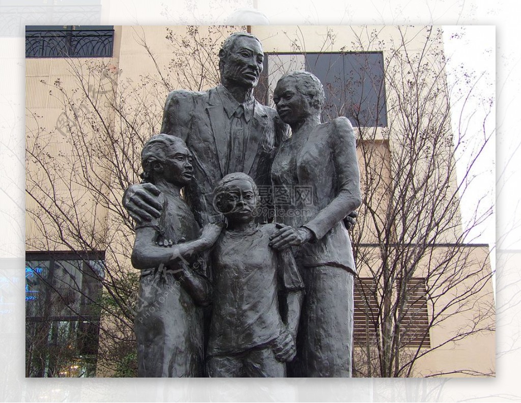 广场上的奴隶家族雕像