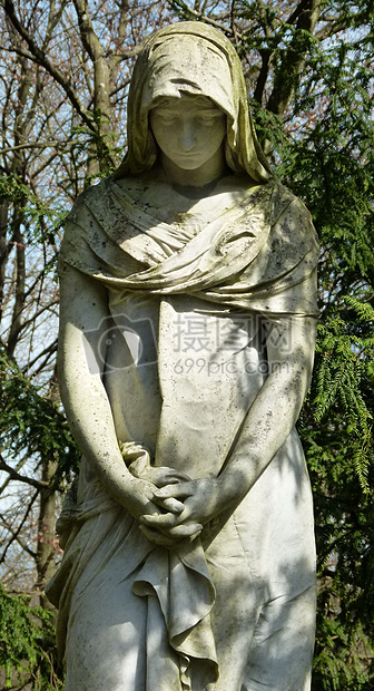 坟场的女雕像