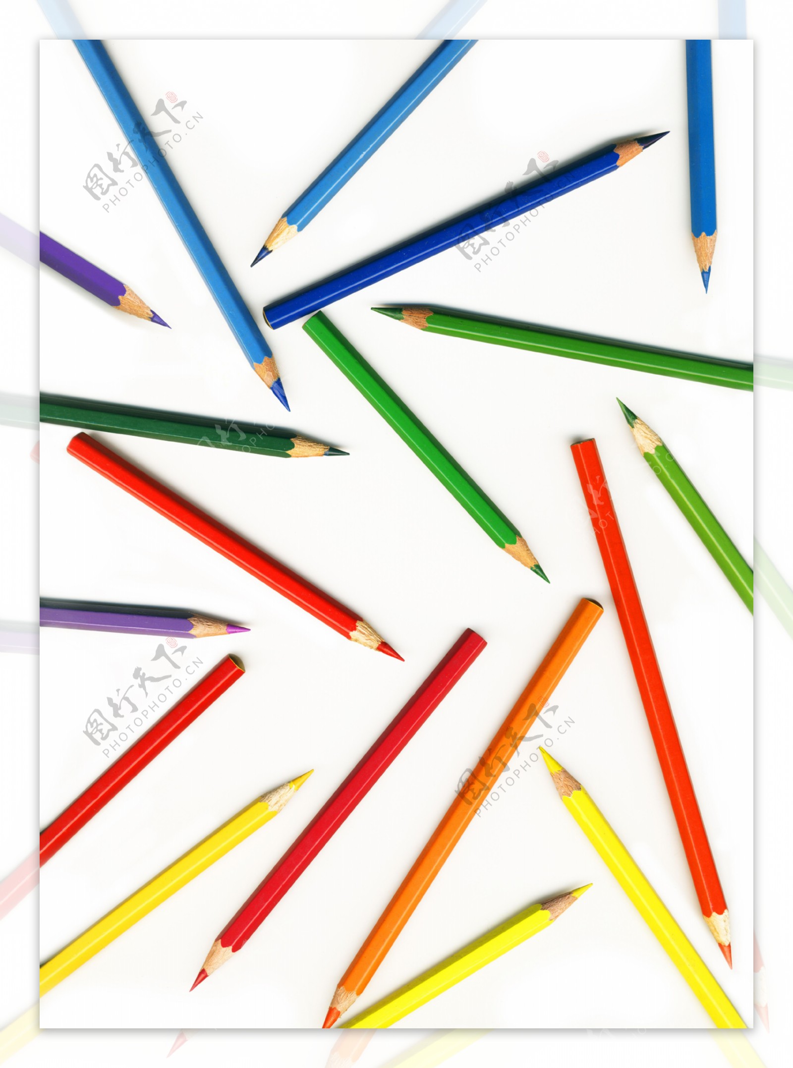 厚的彩色铅笔在白色背景分离