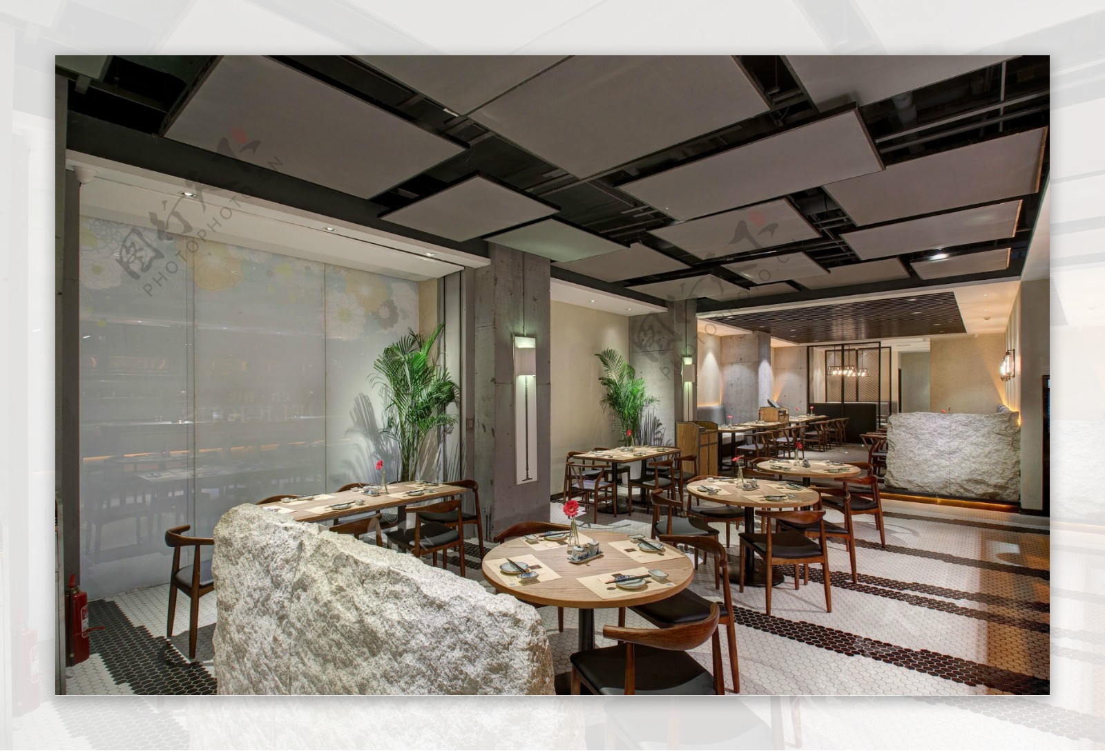 现代时尚高级餐厅木制圆桌室内装修效果图