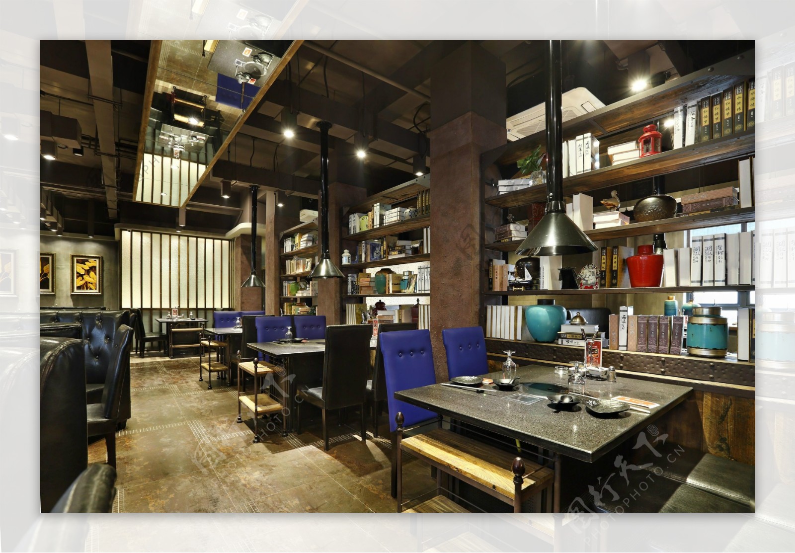 现代时尚金属感餐厅深蓝色餐椅工装装修图