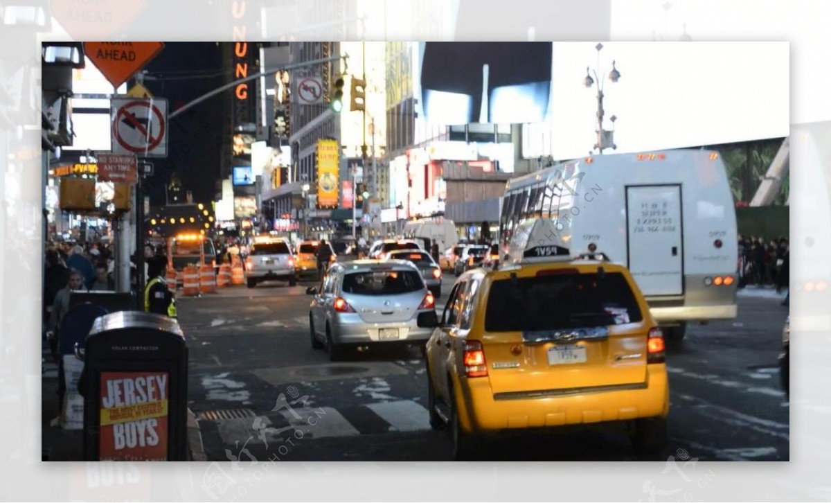 实拍繁华街头行驶过的出租车视频素材