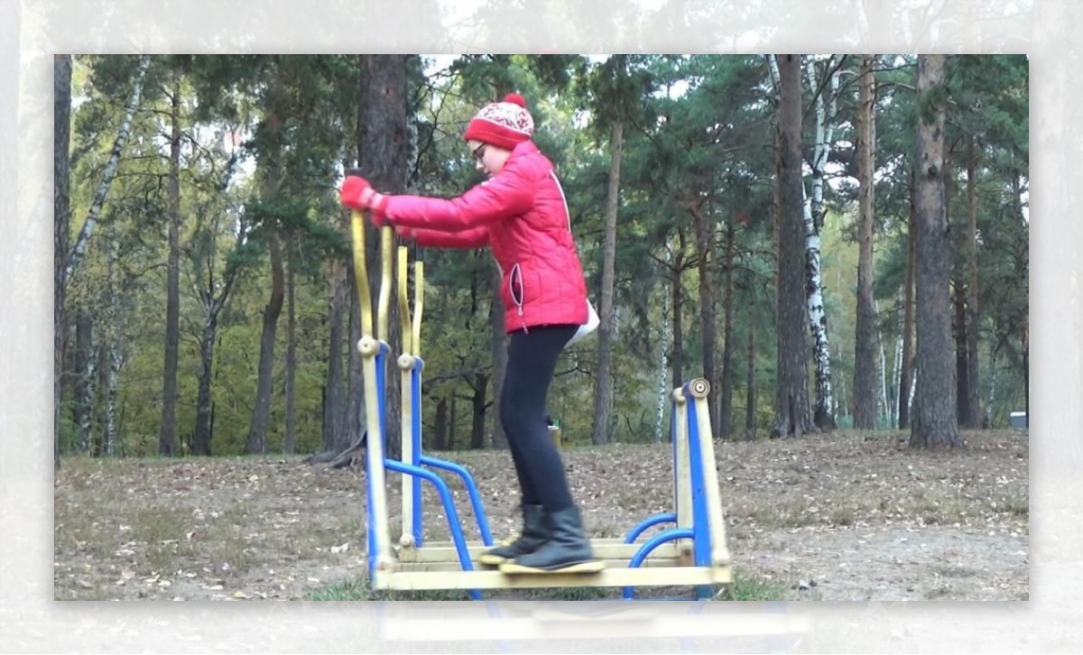 实拍公园里健身器材上运动的女人视频素材
