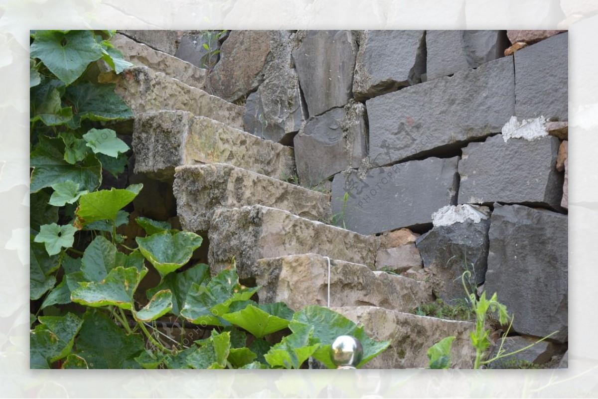 石头墙上的悬空台阶