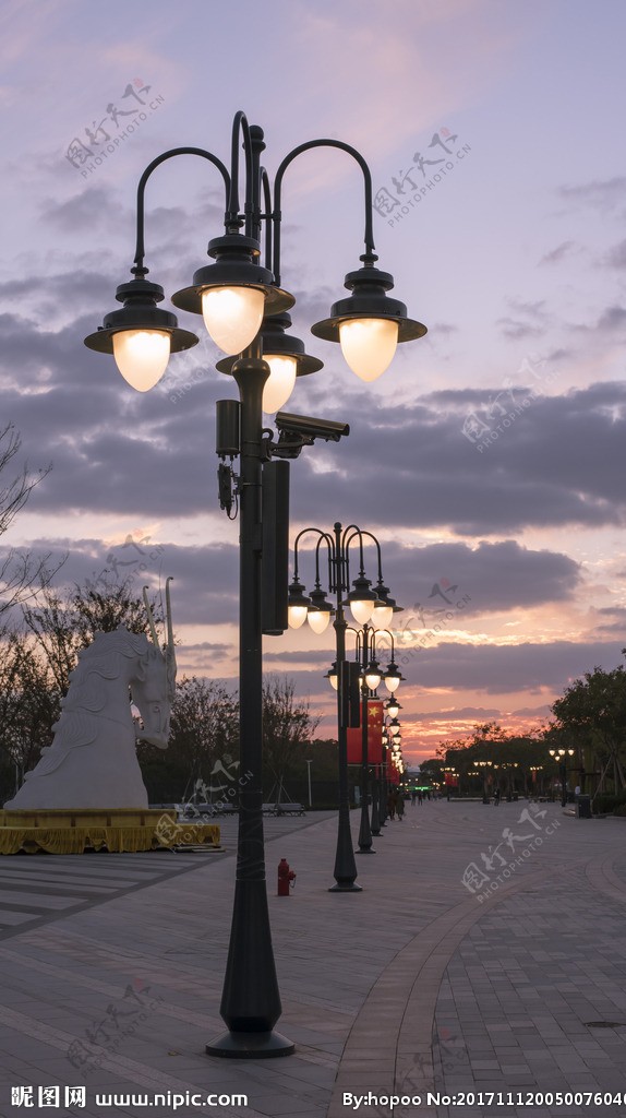 夕阳路灯