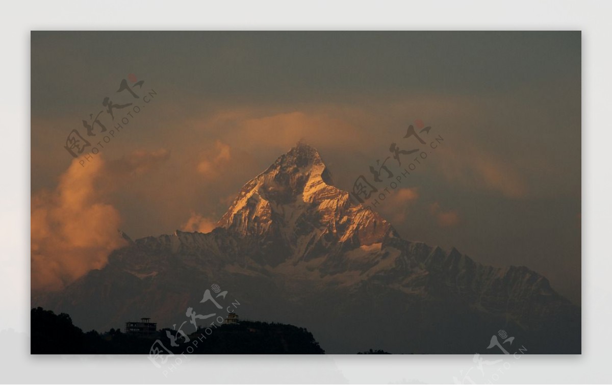 夕阳下的大山美景