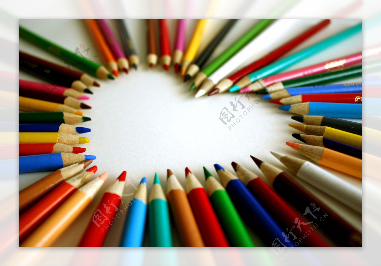 彩色铅笔摆成心形