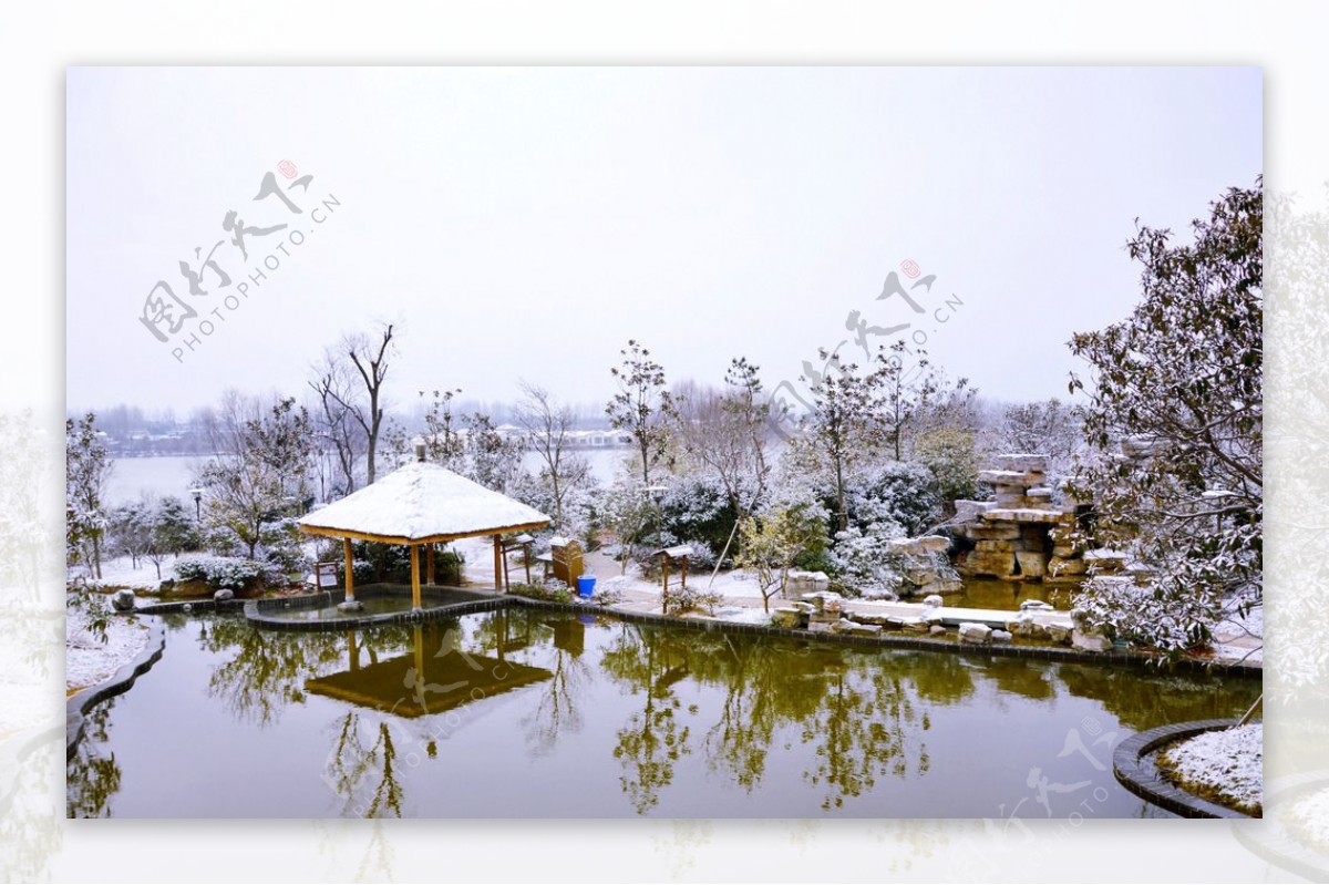 冬日湖边雪景