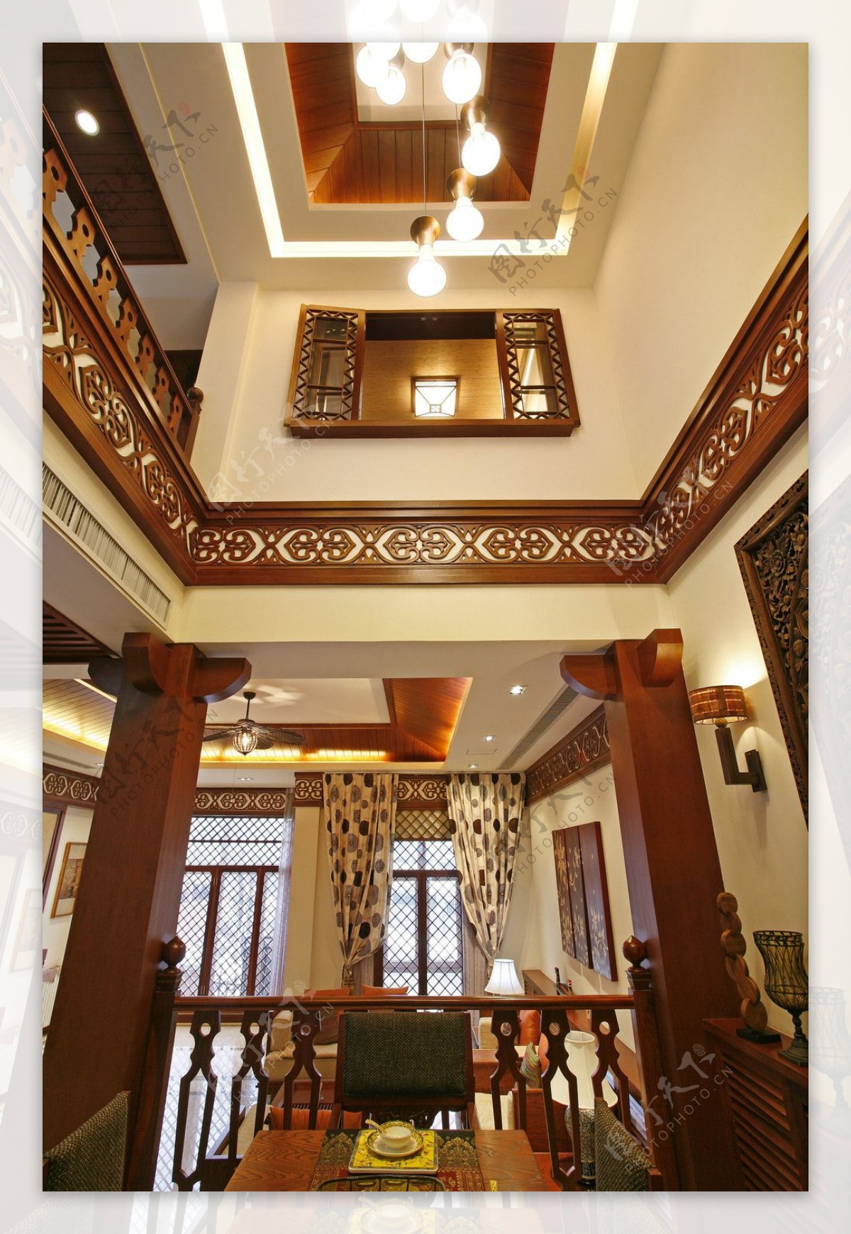 新中式奢华大户型客厅木制花纹装饰室内装修
