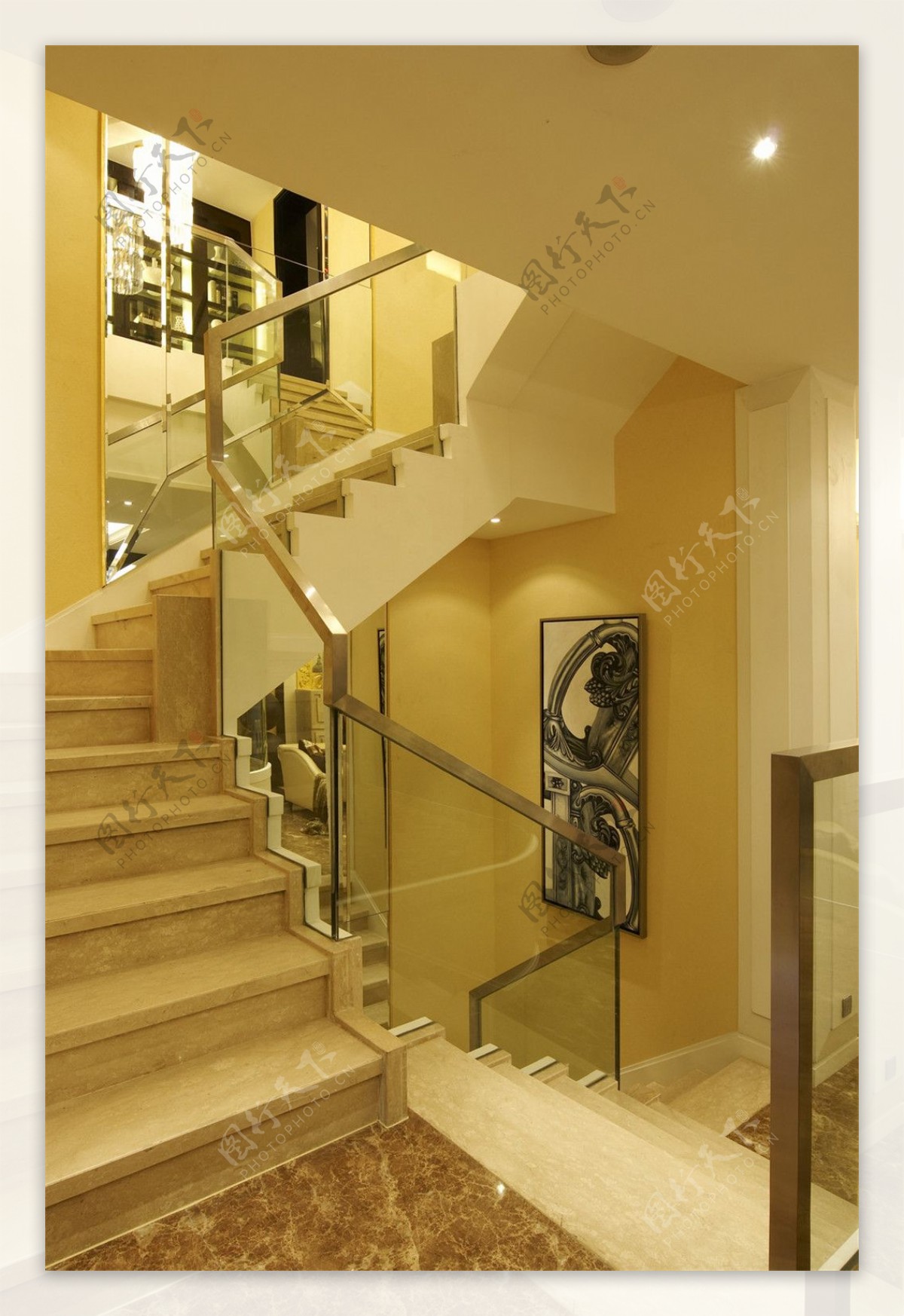 现代轻奢客厅楼梯瓷砖地板室内装修效果图