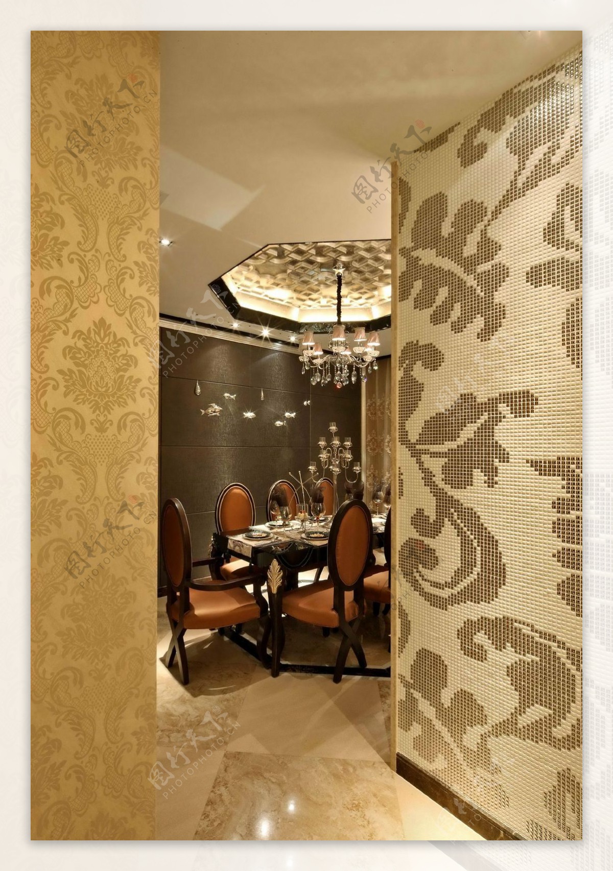 欧式奢华餐厅花纹壁纸客厅室内装修效果图