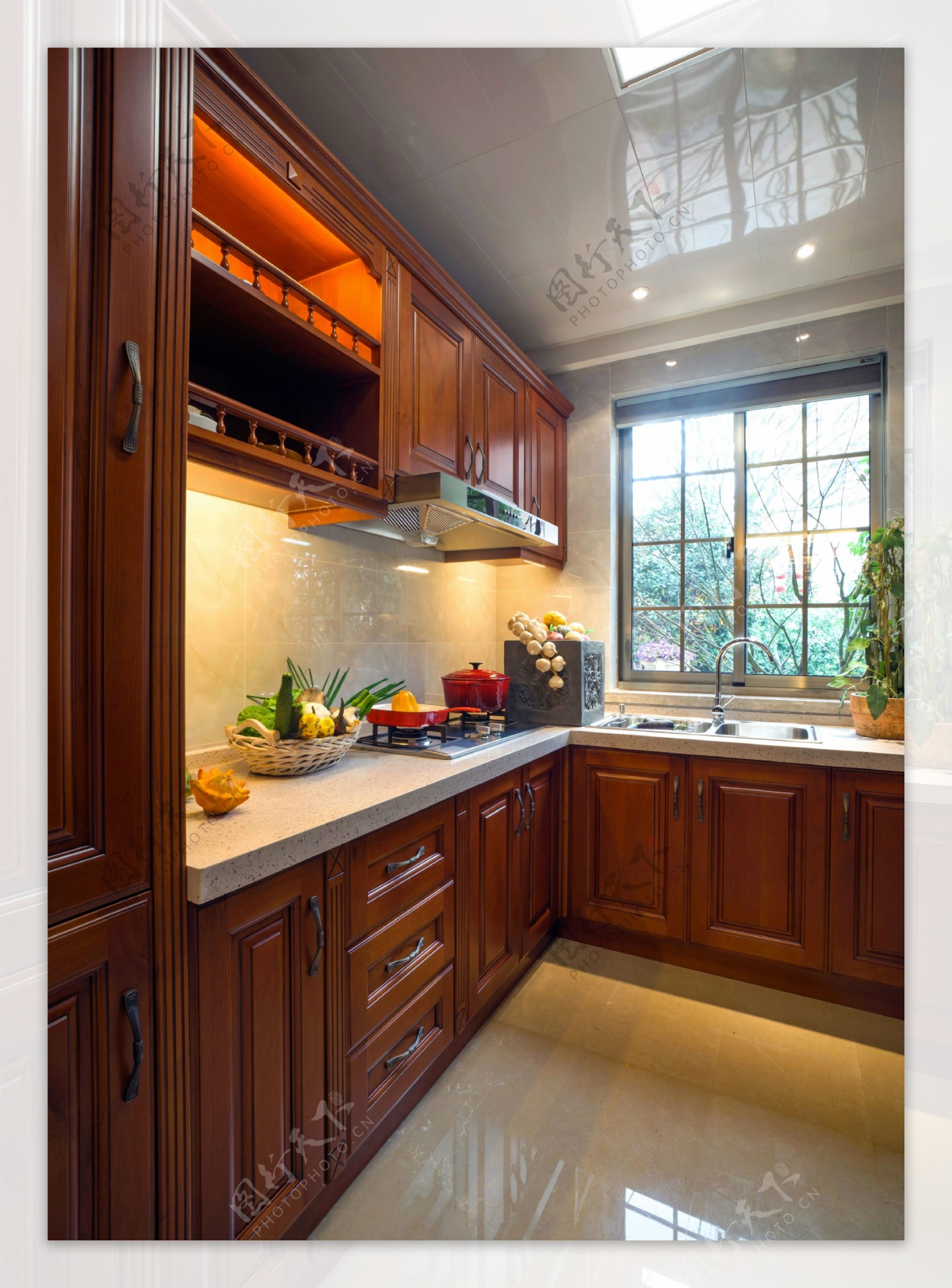 小户型美式经典厨房红木橱柜装修效果图
