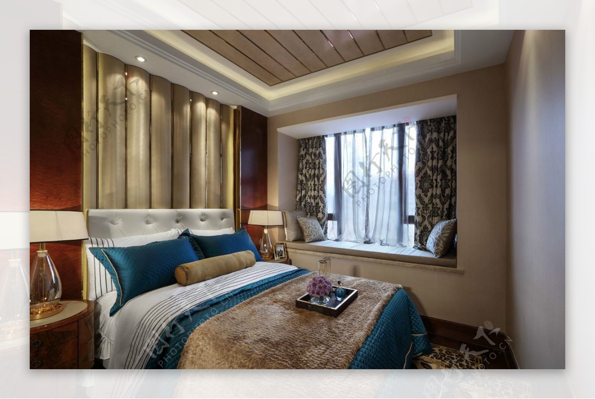 现代时尚卧室深色花纹窗帘室内装修效果图