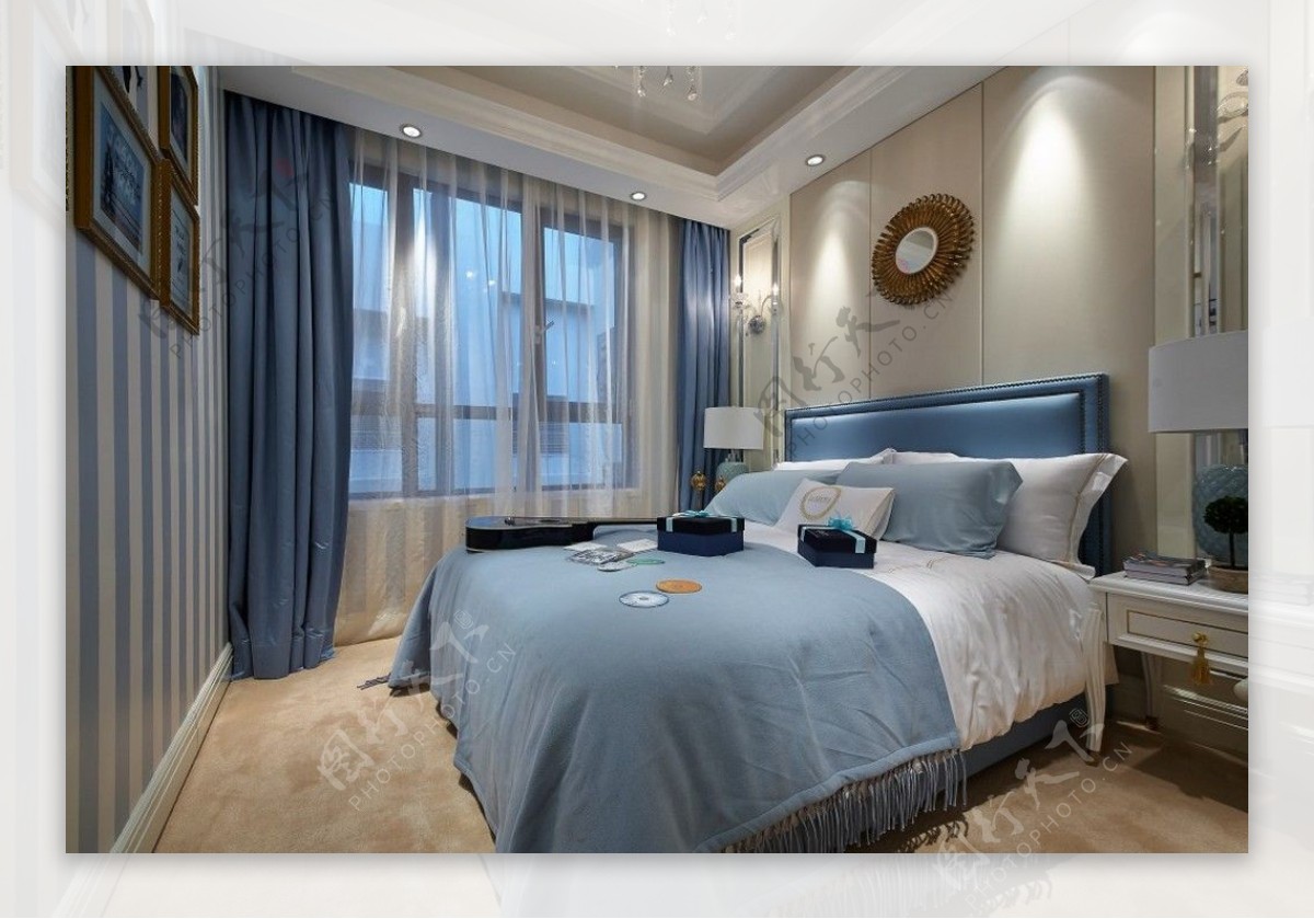 现代清新卧室蓝白窗帘室内装修效果图