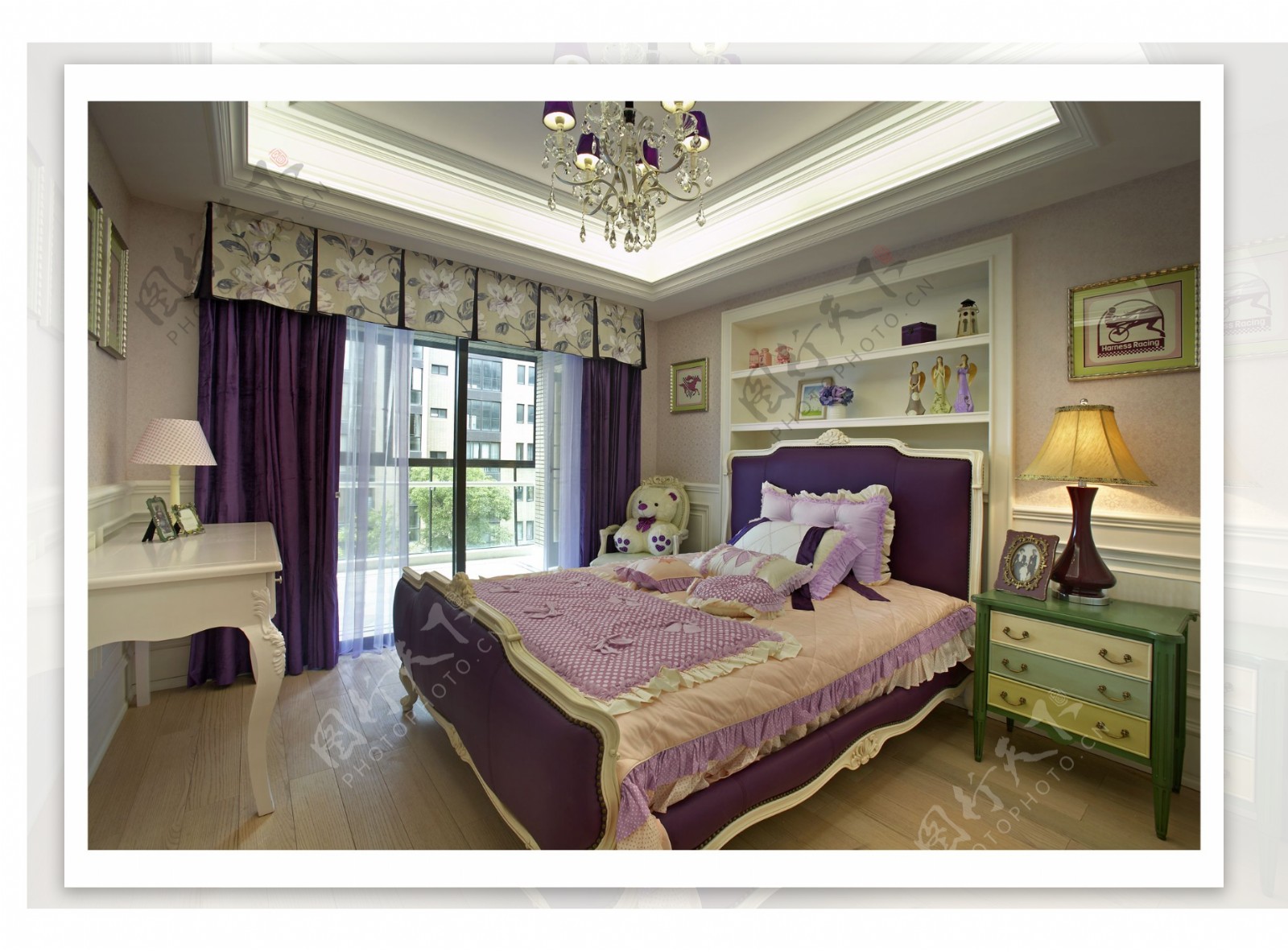 现代时尚卧室紫色床品室内装修效果图