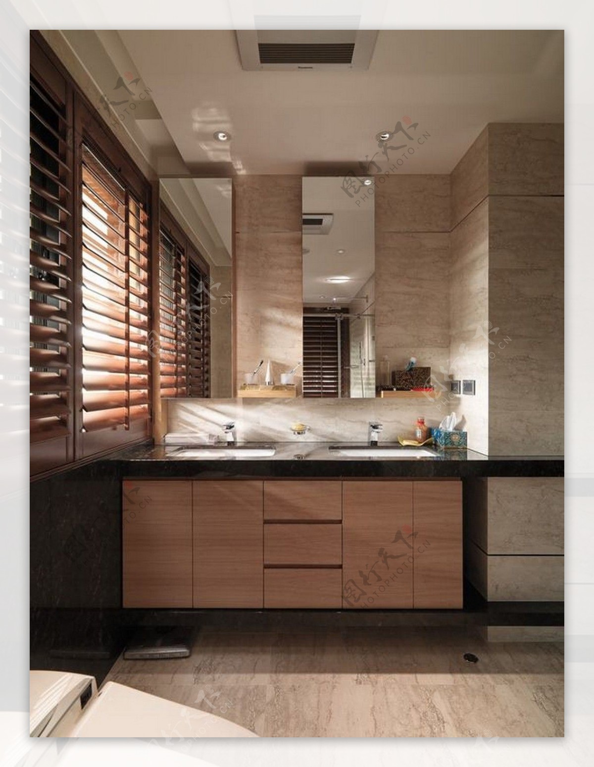 现代时尚浴室褐色百叶窗室内装修效果图