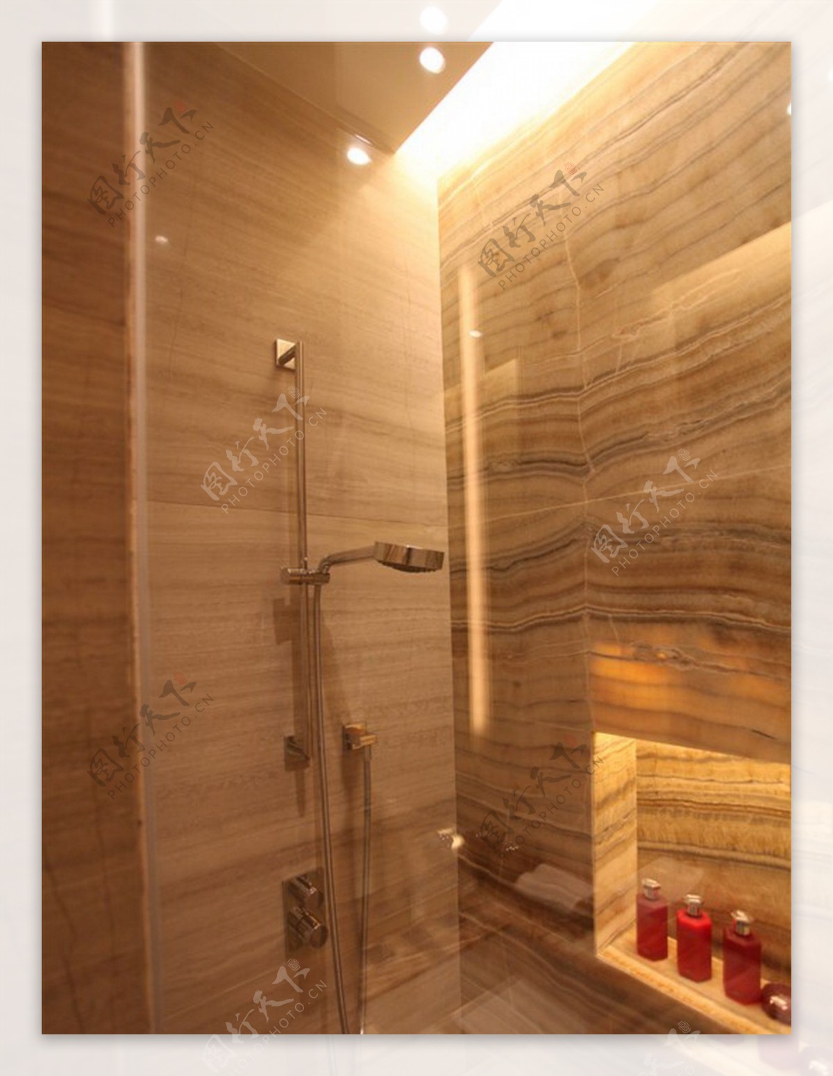 现代简约浴室木材纹理背景墙室内装修效果图